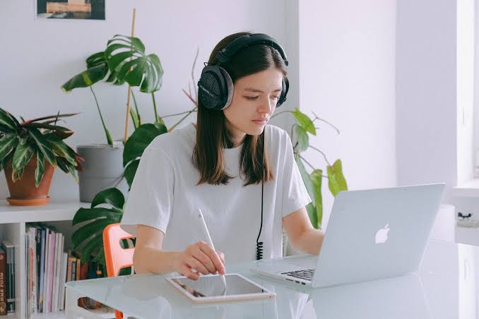 How to Stay Focused During Online Classes